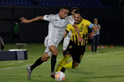  Brazils Gremio Luiz Fernando and Paraguays Guarani Cristhian Baez vie for the ball during their closed-door Copa Libertadores round before the quarterfinals football match at the Defensores del Chaco stadium in Asuncion, on November 26, 2020. (Photo by Luis VERA / POOL / AFP)Editoria: SPOLocal: AsuncionIndexador: LUIS VERASecao: soccerFonte: POOLFotógrafo: STR<!-- NICAID(14654017) -->