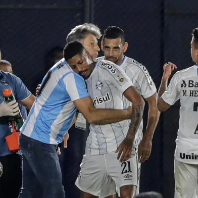  Brazils Gremio Jean Pyerre celebrates with coach Renato Gaucho after scoring against Paraguays Guarani during their closed-door Copa Libertadores round before the quarterfinals football match at the Defensores del Chaco stadium in Asuncion, on November 26, 2020. (Photo by Luis VERA / POOL / AFP)Editoria: SPOLocal: AsuncionIndexador: LUIS VERASecao: soccerFonte: POOLFotógrafo: STR<!-- NICAID(14654092) -->