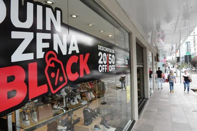  CAXIAS DO SUL, RS, BRASIL (26/11/2020)oja Brisa Calçados de São Pelegrino para matéria sobre cases do comércio local para essa Black Friday. O que oferecem de diferente nesse período? A Brisa tem descontos em todas as seções de produtos e faz vendas pelas redes sociais, oferecendo tele-entrega. O responsável é o Thiago. (Antonio Valiente/Agência RBS)<!-- NICAID(14653128) -->
