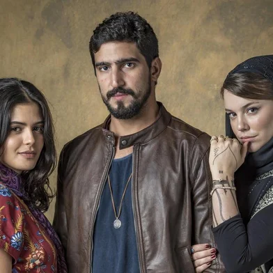 Jamil (Renato Góes), Laila (Julia Dalavia) e Dalila (Alice Wegmann), órfãos da terra