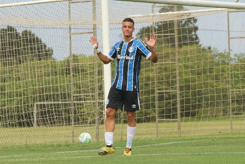 Ricardinho celebra um dos gols do Grêmio<!-- NICAID(14655341) -->