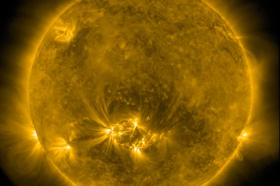 Conforme previsto por cientistas do Observatório Solar Nacional (NSO, na sigla em inglês) da Fundação Nacional de Ciência dos Estados Unidos, partículas expelidas por explosões ocorridas no Sol atingiram a Terra no último dia 23, causando interferência em frequências de rádio em algumas regiões do planeta. Isso afeta as comunicações, GPS e sistemas de rede elétrica.Usando uma técnica chamada heliosismologia, a NSO tem ouvido as mudanças das ondas sonoras do interior do Sol, que indicam a ocorrência de um fenômeno no astro. Foram mudanças recentes nos padrões dessas ondas sonoras que apontaram para o aparecimento iminente de um novo grupo de manchas solares, ocasionadas pelas explosões, e que agora pode ser vista da Terra com os devidos equipamentos.