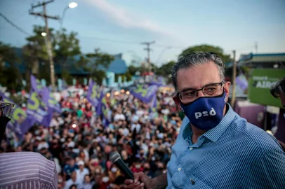  CANOAS, RS, BRASIL - 29.11.2020 - Festa de Jairo Jorge (PSD) em Canoas. (Foto: Marco Favero/Agencia RBS)<!-- NICAID(14656194) -->