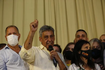  PORTO ALEGRE, RS, BRASIL - 29.11.2020 - Sebastião Melo (MDB), eleito novo prefeito da Capital, discursa para apoiadores após vitória sobre Manuela DÁvila. (Foto: Lauro Alves/Agencia RBS)<!-- NICAID(14656258) -->