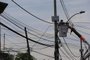  PORTO ALEGRE, RS, BRASIL, 28/11/2018 - Ação da CEEE para remover ligações ilegais de luz na região. Os leitores sofrem com constantes quedas de luz e pedem nova rede elétrica para rua. (FOTOGRAFO: JÚLIO CORDEIRO / AGENCIA RBS)<!-- NICAID(13851598) -->