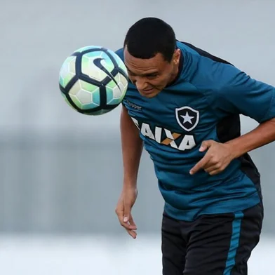 Juventude encaminha contratação do zagueiro Emerson, de 37 anos.<!-- NICAID(14656610) -->