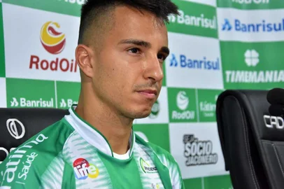 O atacante Matheuzinho, 27 anos, foi oficialmente apresentado na tarde desta segunda-feira (30/11), pelo Juventude.<!-- NICAID(14656932) -->