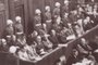 Nazistas réus no julgamento de Nuremberg. Na segunda fila, o terceiro da direita para esquerda, está Albert Speer, ministro de Armamentoe Munições de Adolf Hitler#PÁGINA:98#PASTA: 005771 Fotógrafo: Não se Aplica<!-- NICAID(1863502) -->