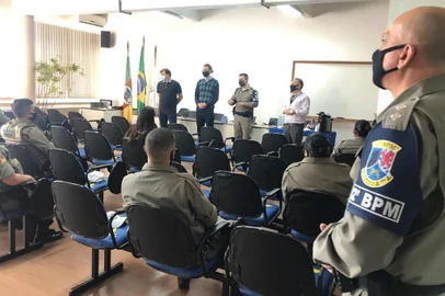Uma parceria entre a Justiça Restaurativa e a Brigada Militar busca qualificar policiais para a mediação de conflitos em Caxias do Sul. A intenção é oferecer mais ferramentas de diálogo para os brigadianos que atuam em escolas, em ocorrências de violência doméstica e no policiamento comunitário. Uma sensibilização com 22 policiais militares aconteceu nesta quarta-feira (2) e contou com a participação do policial australiano Terry OConnell..<!-- NICAID(14658844) -->