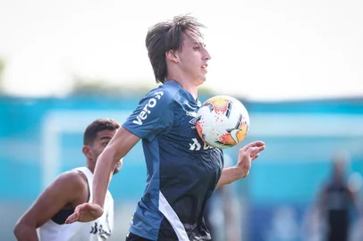 O zagueiro Geromel participa de treino do Grêmio no CT Luiz Carvalho.