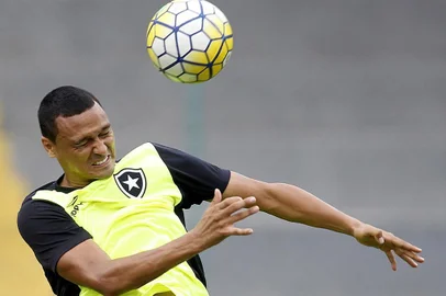 Juventude encaminha contratação do zagueiro Emerson, de 37 anos.<!-- NICAID(14656611) -->