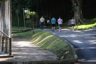  CAXIAS DO SUL, RS, BRASIL (04/12/2020)Ambiental no centro da cidade após novo decreto do goberno do estado. Na foto, parque dos macaquinhos. (Antonio Valiente/Agência RBS)<!-- NICAID(14660547) -->