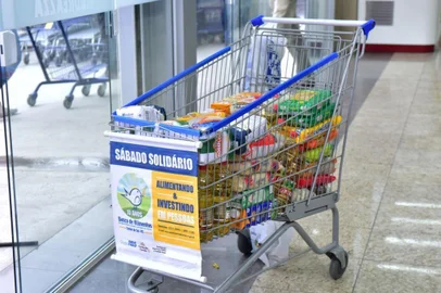  A ação do Sábado Solidário para arrecadação de gêneros alimentícios será retomada em Caxias do Sul, a partir deste sábado (5). Promovido pela prefeitura e com a destinação para o Banco de Alimentos, o projeto ganhará um formato diferente, sem a presença física dos voluntários nos mercados para evitar a transmissão da covid-19.<!-- NICAID(14661156) -->