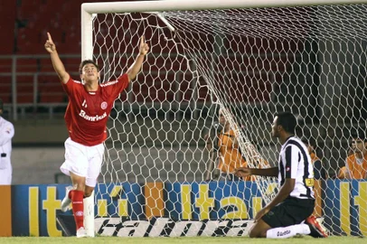 Giuliano comemora o gol do Inter sobre o Atlético-MG, pelo Brasileirão 2009.<!-- NICAID(2645869) -->