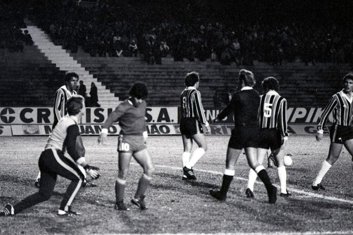 As lembranças do ex-volante gremista que anulou Maradona em partida no  Olímpico | GZH