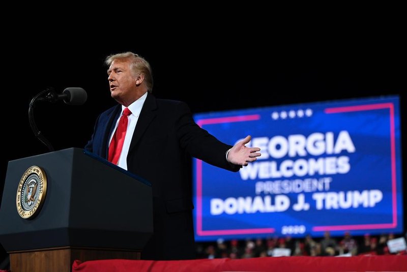 US president Donald Trump speaks at a rally to support Republican Senate candidates at Valdosta Regional Airport in Valdosta, Georgia on December 5, 2020. - President Donald Trump ventures out of Washington on Saturday for his first political appearance since his election defeat to Joe Biden, campaigning in Georgia where two run-off races will decide the fate of the US Senate. (Photo by Andrew CABALLERO-REYNOLDS / AFP)<!-- NICAID(14661563) -->