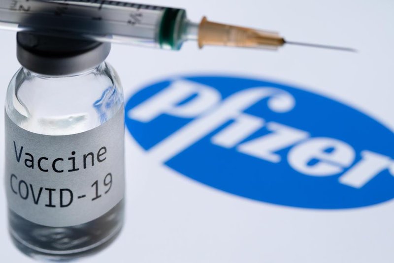  (FILES) In this file photo taken on November 23, 2020 This illustration picture taken in Paris on November 23, 2020 shows a syringe and a bottle reading "Covid-19 Vaccine" next to the Pfizer company logo. - Britain on December 2, 2020 became the first country to approve Pfizer-BioNTech's Covid-19 vaccine for general use and said it would be introduced next week. (Photo by JOEL SAGET / AFP)Editoria: HTHLocal: ParisIndexador: JOEL SAGETSecao: epidemic and plagueFonte: AFPFotógrafo: STF<!-- NICAID(14659601) -->