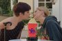 Sarah Michelle Gellar e Selma Blair recriam beijo de Segundas Intenções