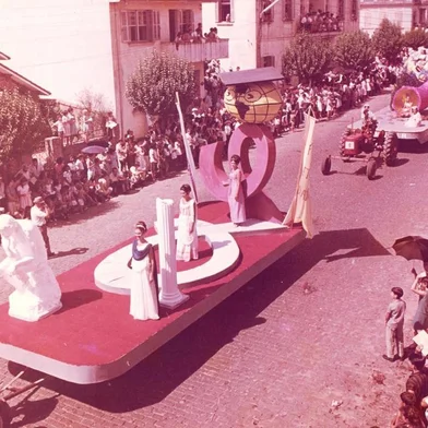 Carro alegórico da Faculdade de Filosofia na Festa da Uva de 195. À frente, a grega Julia Dunia Tomé Schmitt (Dunia Schmitt). Carro reproduziu O Pensador, de Rodin e o símbolo do curso, a letra grega Fi. Não há identificação das outras duas jovens.<!-- NICAID(14662223) -->