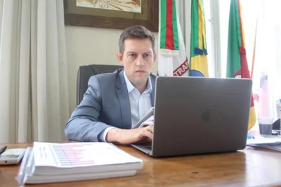 Prefeito Guilherme Pasin durante live para apresentar dados sobre coronavírus nesta sexta-feira. Ele anunciou novo decreto. <!-- NICAID(14468583) -->