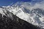 (ARQUIVO) Nesta fotografia tirada em 20 de abril de 2015, o Monte Everest (Fundo) eo maciço de Nupse-Lohtse (primeiro plano) são vistos da vila de Tembuche, na região de Kumbh, no nordeste do Nepal.Um alpinista americano morreu no dia 21 de maio de 2017, no caminho para a cúpula do Monte Everest, disseram os organizadores da expedição, a última morte que matou a temporada de escalada em andamento. O montanhista de 50 anos morreu perto da Varanda, uma pequena plataforma acima da marca de 8.000 metros considerada a "zona de morte" da montanha. / AFP PHOTO / ROBERTO SCHMIDT<!-- NICAID(12925902) -->