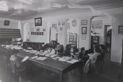 Interiores da Biblioteca Pública Municipal Dr. Demetrio Niederauer em 1948. Espaço foi criado em 3 de outubro de 1947, juntamente com o Museu Municipal. No antigo prédio da Rua Dr. Montaury funcionou também a antiga Escola Municipal de Belas Artes, posterior Escola Superior de Belas Artes.<!-- NICAID(14663350) -->
