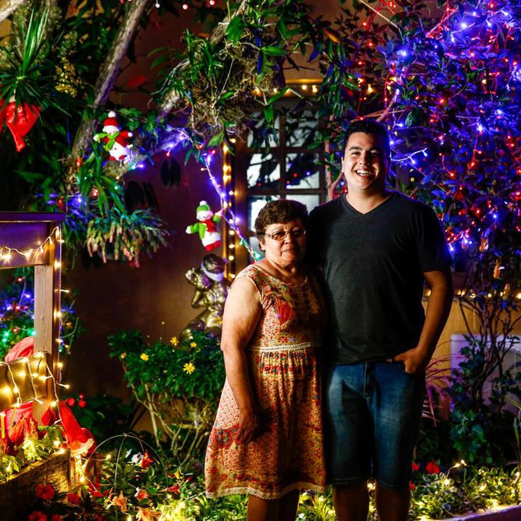 Neto e avó mantêm tradição e decoram casa com 5 mil luzes de Natal em Porto  Alegre | GZH