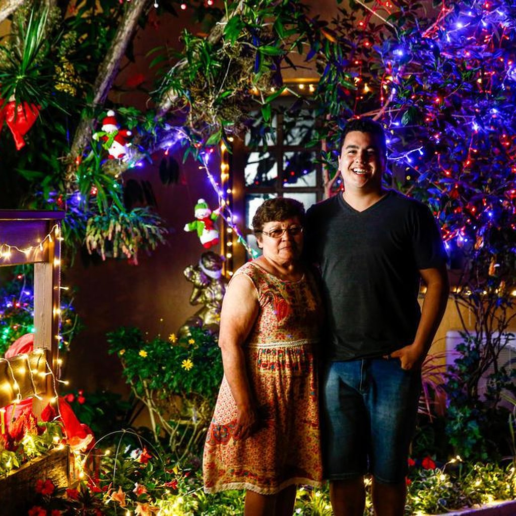 Neto e avó mantêm tradição e decoram casa com 5 mil luzes de Natal em Porto Alegre | GZH Neto e avó mantêm tradição e decoram casa com 5 mil luzes de Natal em Porto Alegre | GZH