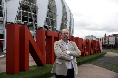  PORTO ALEGRE, RS, BRASIL, 09-12-2020: O candidato a presidencia do Internacional Alessandro Barcellos no entorno do estadio Beira-Rio. As eleicoes ocorrem de forma virtual no dia 15 de dezembro. (Foto: Mateus Bruxel / Agencia RBS)Indexador: Mateus Bruxel<!-- NICAID(14664012) -->