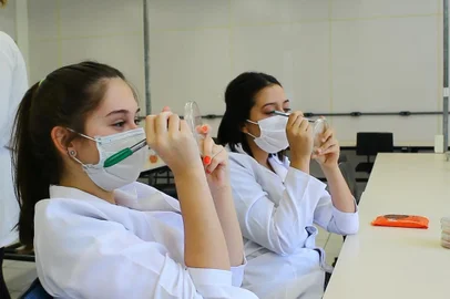  Realizado no Laboratório de Fitopatologia da Universidade de Caxias do Sul (LAFIT UCS), o qual também forneceu o patógeno, o projeto já vinha sido estudado anteriormente, mas desta vez os estudantes utilizaram de um objeto de estudo mais abrangente em nossa região, uma doença pós colheita que atinge a cultura da maçã.<!-- NICAID(14664660) -->