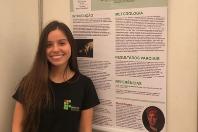  ¿Razão e Paixões na Moralidade em Hume¿ busca compreender como se relacionam as nossas emoções e a nossa realidade na formação de um caráter considerado louvável - este sendo ético e coerente. A partir da leitura de livros do filósofo escocês David Hume, as estudantes Lorenza Pabst Botton, 18, e Bruna de Souza Vanazzi, 16, também buscam entender se a obtenção do caráter louvável e das ações virtuosas é possível para todas as pessoas.<!-- NICAID(14664659) -->