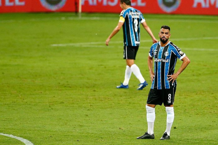 Maicon sente desconforto na panturrilha e preocupa para jogo contra o Santos