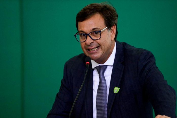 Ministro do Turismo, que criticou vacina, está com Covid; veja