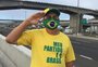Vestido com as cores do Brasil, aposentado chega cedo para inauguração da nova ponte do Guaíba: "Vim receber o Capitão"