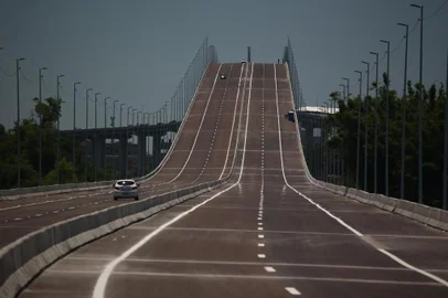 PORTO ALEGRE, RS, BRASIL, 10/12/2020- Inauguração do eixo principal da nova  ponte do Guaíba. Na foto- Presidente Jair Bolsonaro, e o Governador Eduardo Leite participaram da cerimonia. Foto: Jefferson Botega  / Agencia RBS<!-- NICAID(14665424) -->