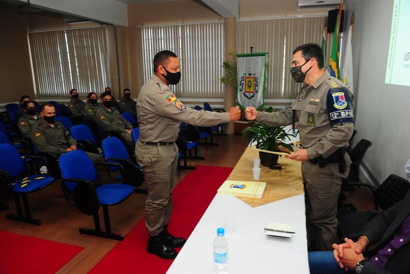  CAXIAS DO SUL, RS, BRASIL, 10/12/2020. Formatura de conclusão do curso de Formação de Facilitatdores em Círculos de Paz da Justiça Restaurativa, no 12º Batalhão da Policia Militar (12º BPM). (Porthus Junior/Agência RBS)<!-- NICAID(14666053) -->