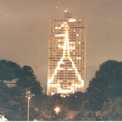 Concurso Brilha Caxias no Natal de 1996. Parque do Sol e sua decoração natalina para o concurso Natal Brilha Caxias 1996. Luzes reproduzim a uma árvore de Natal no prédio mais alto do RS.<!-- NICAID(14664156) -->