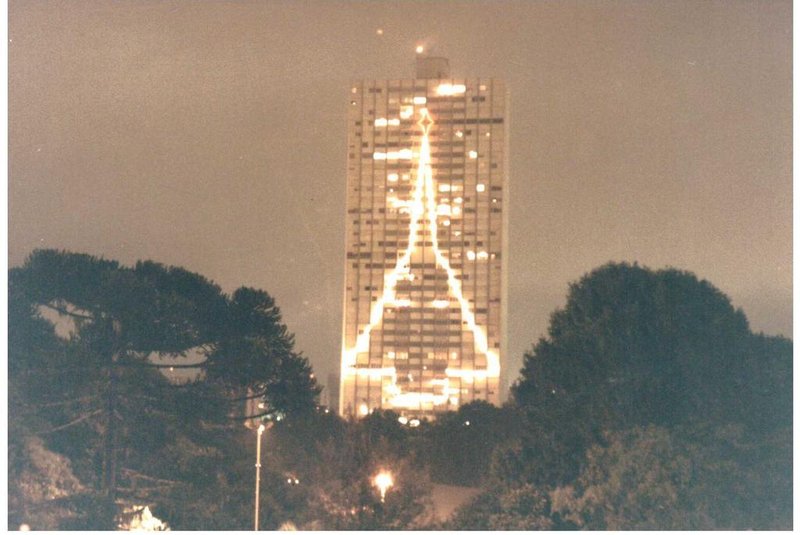Concurso Brilha Caxias no Natal de 1996. Parque do Sol e sua decoração natalina para o concurso Natal Brilha Caxias 1996. Luzes reproduzim a uma árvore de Natal no prédio mais alto do RS.<!-- NICAID(14664156) -->