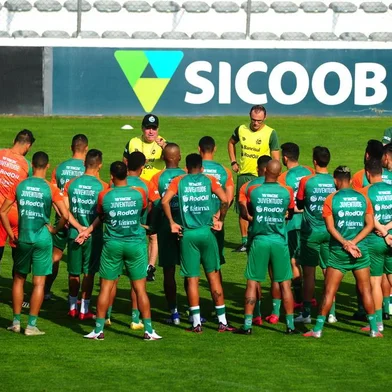  CAXIAS DO SUL, RS, BRASIL, 04/12/2020. Treino do Juventude no estádio Alfredo Jaconi. O Ju enfrenta a Chapecoense, no próximo sábado (05/12) pela série B do Campeonato Brasileiro. Na foto, técnico Pintado (C). (Porthus Junior/Agência RBS)<!-- NICAID(14661080) -->