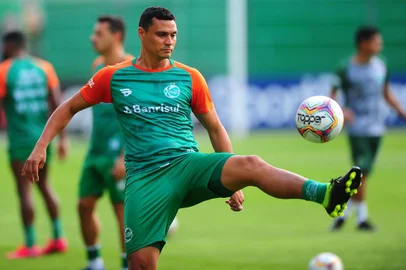  CAXIAS DO SUL, RS, BRASIL, 04/12/2020. Treino do Juventude no estádio Alfredo Jaconi. O Ju enfrenta a Chapecoense, no próximo sábado (05/12) pela série B do Campeonato Brasileiro. Na foto, zagueiro Emerson, novo reforço. (Porthus Junior/Agência RBS)Indexador: Porthus Junior                  <!-- NICAID(14661093) -->