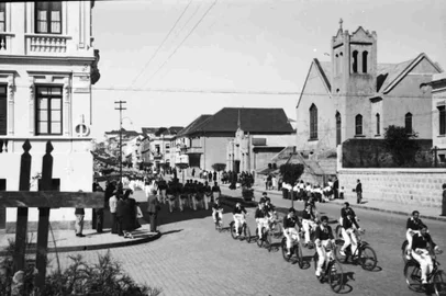 Desfile de alunos do Colégio Nossa Senhora do Carmo pela Júlio de Castilhos, esquina com Marechal Floriano, por volta de 1943. Imagem integrante do livro O Outro Lado da Júlio, de Roberto Filippini. Ao fundo vê-se a Igreja Metodista e o prédio da antiga Companhia Telefônica Riograndense - atual Magazine Luiza. À direita, o antigo prédio conhecido por Palacete das Damas de Caridade do Hospital Pompéia. Demolido nos anos 1960, ele deu lugar ao novo prédio do hospital, na esquina com a Marechal Floriano.<!-- NICAID(14666360) -->