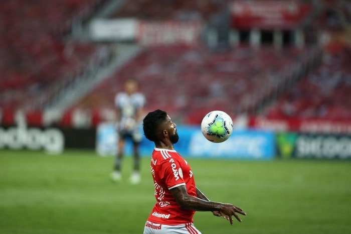 Reiner é liberado pelo STJD e reforça o Flamengo contra o Avaí em Brasília