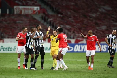 Inter recebe o Botafogo, no Estádio Beira-Rio, pela 25ª rodada do Brasileirão. Árbitro Caio Max Augusto Vieira<!-- NICAID(14667502) -->