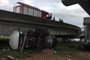 Um caminhão tombou e caiu da alça de acesso da freeway para a BR-448 (Rodovia do Parque) na manhã desta segunda-feira (14), próximo da arena do Grêmio, em Porto Alegre. O motorista estava sozinho no veículo e ficou ferido.<!-- NICAID(14667911) -->