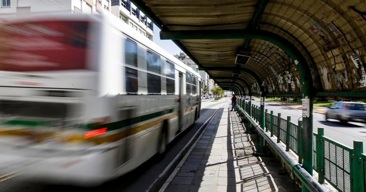 Primeiras linhas de ônibus sem cobrador começam a circular na terça-feira em Porto Alegre