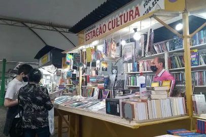 Livreiro Abel Perez, da livraria Estação Cultura, avalia como positiva a 36ª Feira do Livro de Caxias do Sul, apesar do movimento mais baixo.<!-- NICAID(14667696) -->