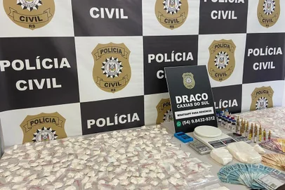 Operação Ouro Branco apreende 2,5 quilos de cocaína em Caxias do Sul. Droga estava dividida em 800 envelopes prontos para a venda.O local seria o depósito de uma facção. Um homem foi preso.<!-- NICAID(14668191) -->