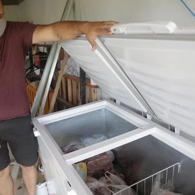  PORTO ALEGRE, RS, BRASIL, 15-12-2020: Marcos Shabar perdeu alimentos na geladeira e freezer sem energia. Moradores do condomínio Quinta da Bela Vista, na zona sul, estão sem luz há pelo menos dois dias. (Foto: Mateus Bruxel / Agência RBS)Indexador: Mateus Bruxel<!-- NICAID(14668844) -->