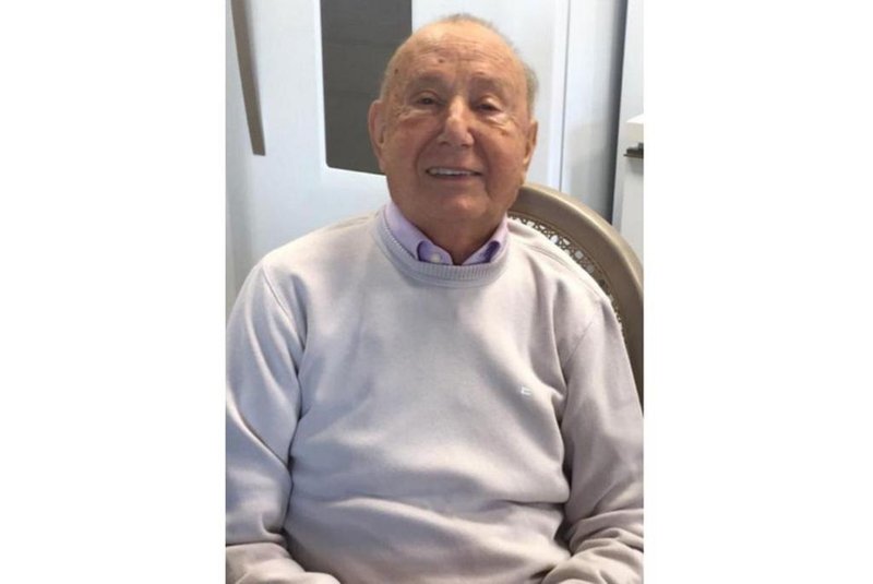  Faleceu na manhã desta quarta-feira (16), em Caxias do Sul, o empresário Arno Zadra, aos 81 anos. Fundador de uma das mais conhecidas sorveterias da Serra gaúcha, a Sorvelândia, ele morreu de causas naturais no Hospital da Unimed. <!-- NICAID(14669896) -->