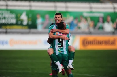 CAXIAS DO SUL, RS, BRASIL, 17/09/2020. Juventude x CRB, jogo válido pela quarta fase da Copa do Brasil 2020 realizado no estádio Alfredo Jaconi. Comemoração do segundo gol do Juventude marcado pelo meia Wagner, na foto com o atacante Dalberto. (Porthus Junior/Agência RBS)<!-- NICAID(14595026) -->